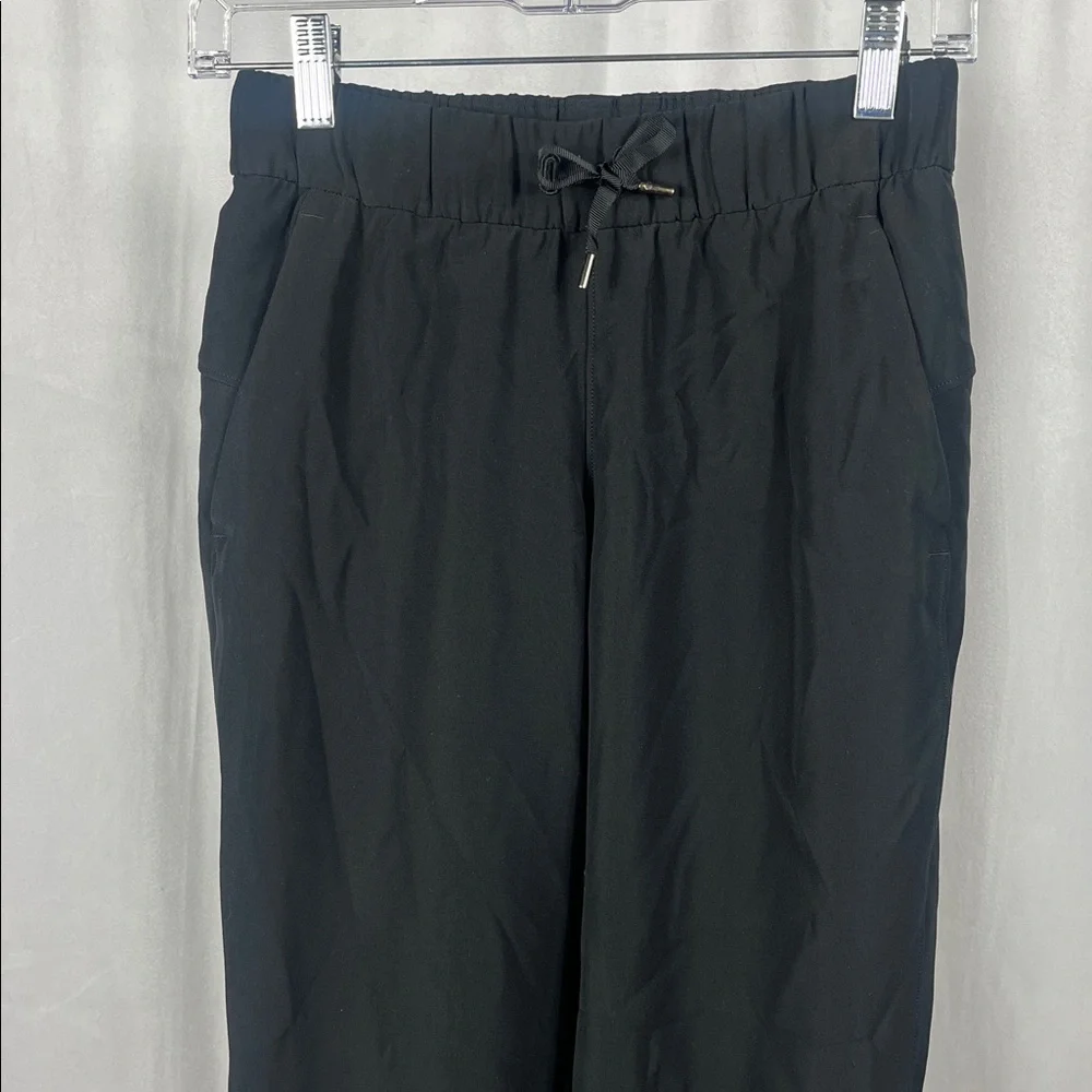 Lululemon On The Fly Jogger‎ in Black.